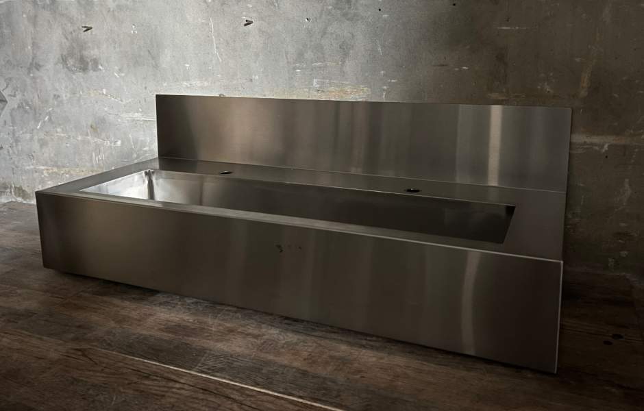 Рукомийник навісний з бортом 1400/600/200*200 (вмятина зліва) з доставкою