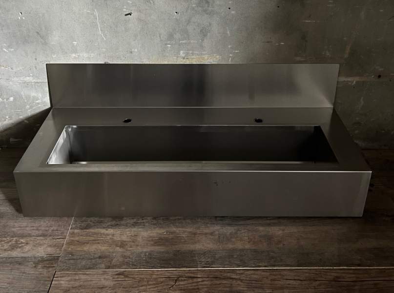 Рукомийник навісний з бортом 1400/600/200*200 (вмятина зліва) в магазині DSTO