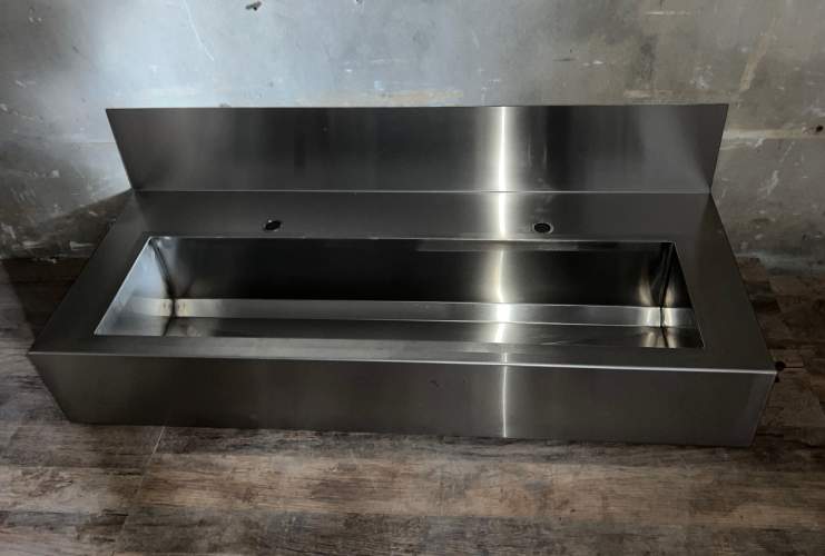 Рукомийник навісний з бортом 1400/600/200*200 (вмятина зліва)