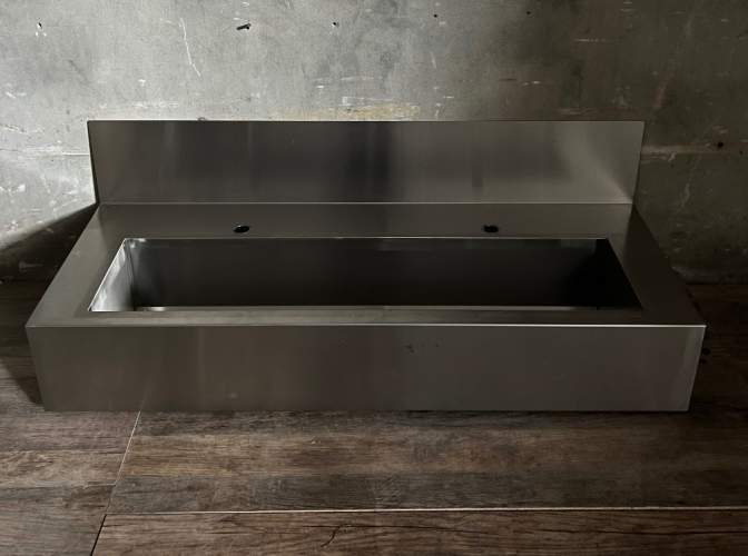 Рукомийник навісний з бортом 1400/600/200*200 (вмятина зліва) в магазині DSTO