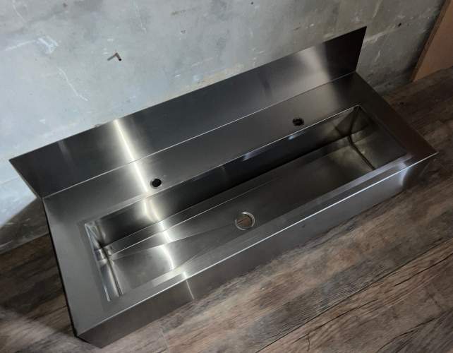 Рукомийник навісний з бортом 1400/600/200*200 (вмятина зліва) в магазині DSTO